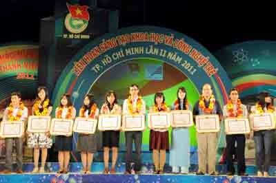 Winners of the 12th Eureka Award present at the awarding ceremony at HCMC Youth Cultural House on Jan.4 (Photo: Minh Tu)