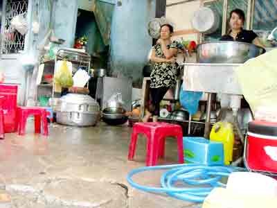 Dirty kitchen of Minh Tam in district 3. Cases of food poisoining have increased due to unhygienic catering plants ( Photo: SGGP)