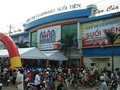 Co.opMart sets up small retail shops in many places in the city in preparation for Tet and pricestability
