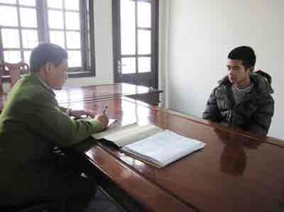 Le Manh Hung ( R) questioned at the police station