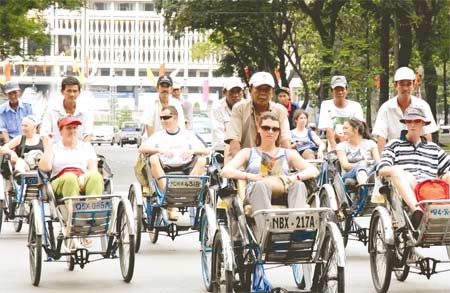 Foreign visitors taking a cyclo tour around Ho Chi Minh City (Photo: SGGP)
