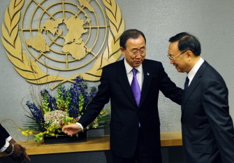 Chinese Foreign Minister Yang Jiechi (R) meets with UN Secretary General Ban Ki-Moon at the United Nations headquarters in New York, January 6, 2011. AFP