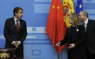 Spanish Prime Minister Jose Luis Rodriguez Zapatero (L) speaks with Foreign Minister Trinidad Jimenez (C) and Industry Minister Miguel Sebastian as they wait for Chinese Vice Prime Minister Li Keqiang in Madrid.