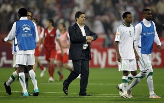 Saudi Arabia's coach Jose Peseiro (C) leaves the pitch with his players after losing to Syria on January 9, 2011. AFP