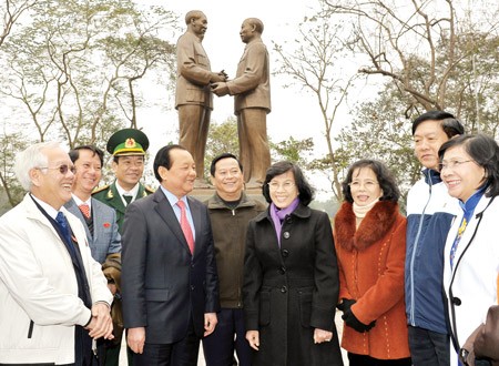 The Ho Chi Minh City delegation lay a wreath at the Ho Chi Minh-Ton Duc Thang statue, in Hanoi, on January 11.