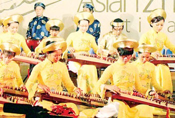Musicians of the "Homeland singing" club will join the "Spring Rendezvous 2011" event. (Photo:Sggp)