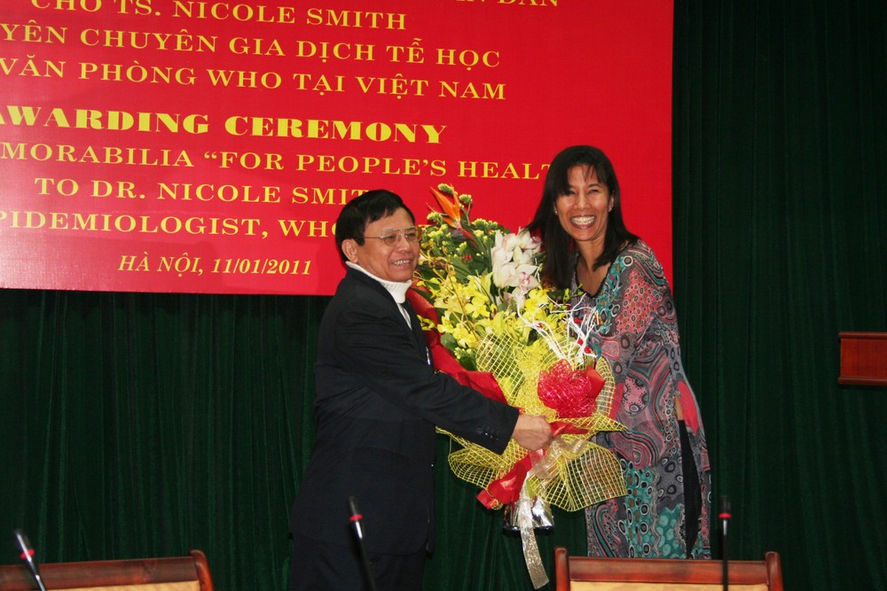 Mr. Trinh Quan Huan congratulates Dr. Nicole Smith at the award ceremony (Photo: Courtesy of WHO)