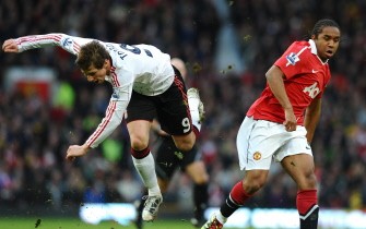 Liverpool's Fernando Torres (L) vies with Manchester United's Anderson during the FA Cup third round match at Old Trafford on January 9, 2011. AFP