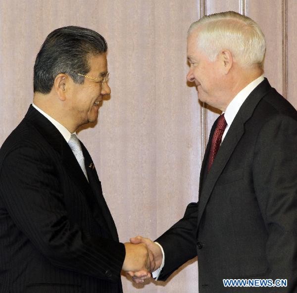 Japanese defense minister Toshimi Kitazawa (L) shakes hands with visiting U.S. Defense Secretary Robert Gates in Tokyo, capital of Japan, on Jan. 13, 2011. (Xinhua)