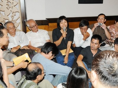 Writer Nguyen Ngoc Tu (black T-shirt) meets readers to discuss about her new book at Saturady Cafe in Ho Chi Minh City on November 12. (Photo: Tien Phong)