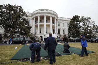 Workers make a platform on the South Lawn at the White House in preparation of Chinese President Hu Jintao's state visit in Washington, DC, on January 17, 2011. AFP