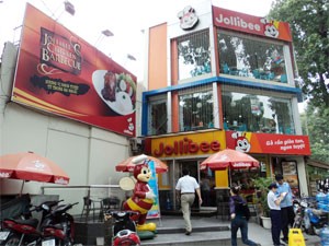 View of the fried chicken restaurant Jollibee in Ho Chi Minh City. An official of the National Office of Intellectual Property of Vietnam said local firms should have legal consultants to protect them from trademark violation (Photo:Minh Tri)