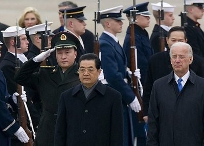 Chinese President Hu Jintao (C) walks alongside US Vice President Joe Biden (R) upon arrival at Andrews Air Force Base in Maryland. AFP