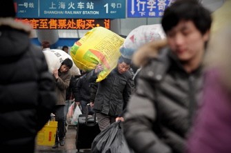 People arrive at the central railway station in Shanghai on January 19, 2011. AFP