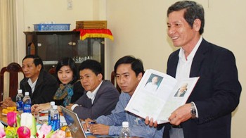 Dang Cong Ngu (standing), Chairman of Hoang Sa District People’s Committee, launches the Hoang Sa yearbook in Da Nang on January 19 (Photo: Tuoi Tre)