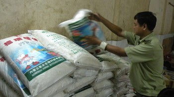 A market management official examines MSG bags with no expire date in District 6, HCMC (Photo: Tuoi Tre)