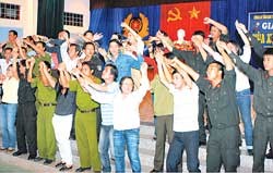 Local people and members of the "Spring to Border Areas" program join an exchange in the 6th event. (Photo: Sggp)