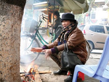 Several people using charcoal fires to keep warm are suffering from burns (Photo: Thanh Nien)