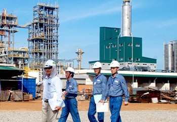 Vietnamese and Korean engineers at the polypropylene plant in the Dung Quat Economic Zone (Photo: SGGP)