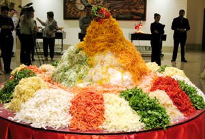 A big table of Yee Sang ingredients at the Equatorial Hotel lounge in the January 21, 2011 evening (Photo: Tuong Thuy)