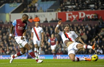 Darren Bent (L) scores the opening goal during the match between Aston Villa and Manchester City on January 22, 2011. AFP