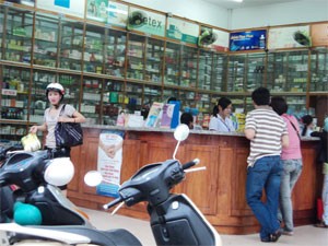 Local drug makers struggle to compete with foreign firms at home as they depend too much on imported ingredients (Photo:Minh Tri)