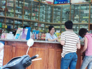 A seller offers medicines to customers at a drug store in Ho Chi Minh City’s Binh Thanh District (Photo:Minh Tri)