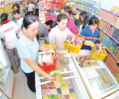 Shopping for Tet at a supermarket in Ho Chi Minh City (Photo: SGGP)