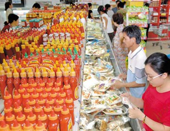 Customers at a supermarket in HCMC buying under the price stabilization program (Photo: SGGP)