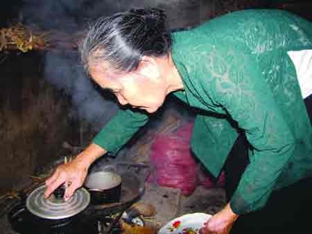 The old woman Chat prepares to cook the special Am soup