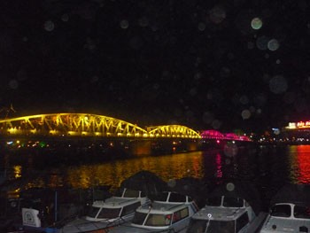 Trang Tien Bridge in Hue at night (Photo: Anh Vu)