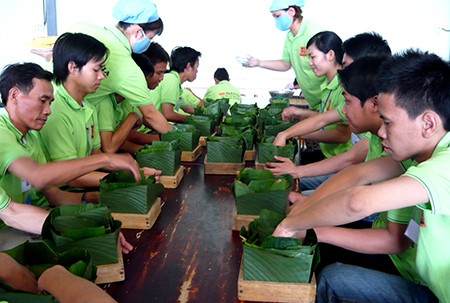 Employees of Tran Gia factory in Bien Hoa town in Vinh Cuu district in the southern province of Dong Nai step up their export production of banh chung (Traditional cake made from glutinous rice)