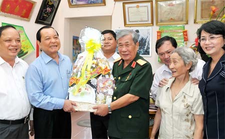 Le Thanh Hai giving Tet gift to Pham Phi Hung in Vinh Long Province (Photo: SGGP)