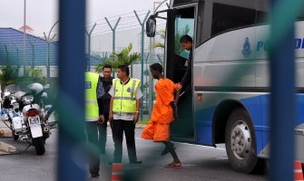 Malaysian police bring out accused Somali pirates from a bus at the Bukit Jalil police station on the outskirts of Kuala Lumpur on January 31, 2011. AFP