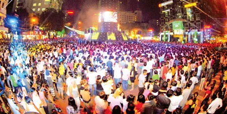 Đón mừng năm mới 2011 tại khu vực đường Nguyễn Huệ quận 1 TPHCM. Ảnh: CAO THĂNG
