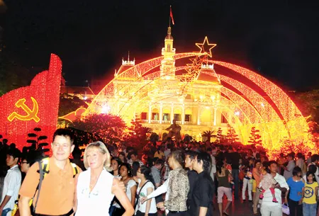 Hàng vạn du khách và người dân tập trung ở trung tâm TPHCM đón chào năm mới 2011. Ảnh: THÁI BẰNG