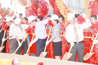 Lãnh đạo tỉnh Đồng Nai thực hiện nghi thức khởi công xây dựng Dự án The Pegasus Plaza và Bà Huỳnh Quế Hà-Phó Chủ tịch Sacombank Group.