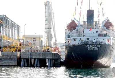 Tàu vào nhận dầu tại cảng Dung Quất. Ảnh: THÁI BẰNG