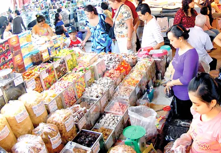 Kẹo, mứt tết đa dạng ở chợ Bến Thành. Ảnh: ĐỨC THÀNH