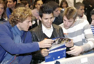 Cầu thủ Atletico xem lịch năm mới.