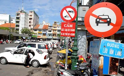 Do quy hoạch thiếu bãi đậu xe nên lòng đường Phan Bội Châu, quận 1, biến thành bãi đậu xe. Ảnh: ĐỨC THÀNH