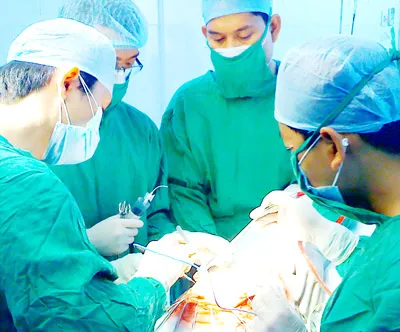 Đi nước ngoài chữa bệnh: Tiền mất tật mang và... mất mạng