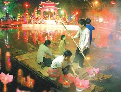 Đờn ca tài tử biểu diễn trên hồ nước tại Công viên 23-9 TPHCM, một chương trình đậm chất văn hóa phương Nam. Ảnh: An Dung