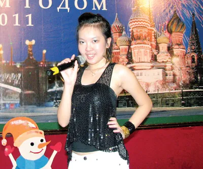 Học sinh Quỳnh Anh trình bày hai nhạc phẩm: “Hello Việt Nam” và “Nụ cười Nga”