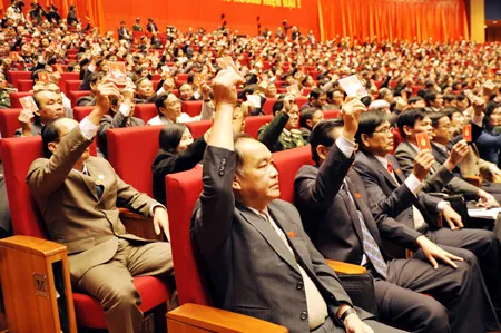 Các đại biểu biểu quyết thông qua Chương trình Đại hội