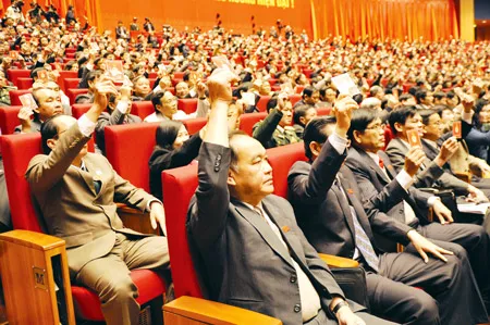Các đại biểu thông qua chương trình Đại hội Đảng lần thứ XI tại phiên họp trù bị. Ảnh: VIỆT DŨNG