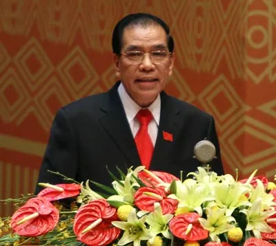 Tổng Bí thư Nông Đức Mạnh đọc báo cáo của Ban Chấp hành Trung ương Đảng khoá X. Ảnh: Minh Điền