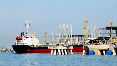 Tàu PV Oil Shipping nhận lô sản phẩm đầu tiên của Nhà máy lọc dầu Dung Quất. Ảnh: THÁI BẰNG