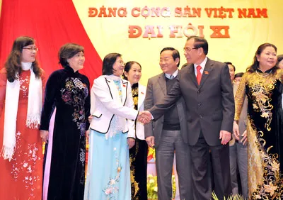 Tổng Bí thư Nông Đức Mạnh gặp gỡ các đại biểu nữ TPHCM tại phiên khai mạc. Ảnh: VIỆT DŨNG
