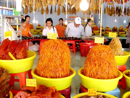 Đặc sản mắm Châu Đốc trong siêu thị miễn thuế Tịnh Biên.